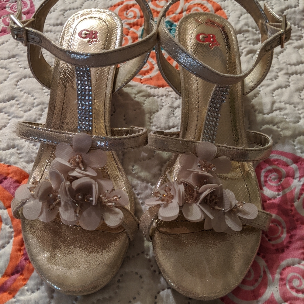 Girls dress shoes with a lil heal